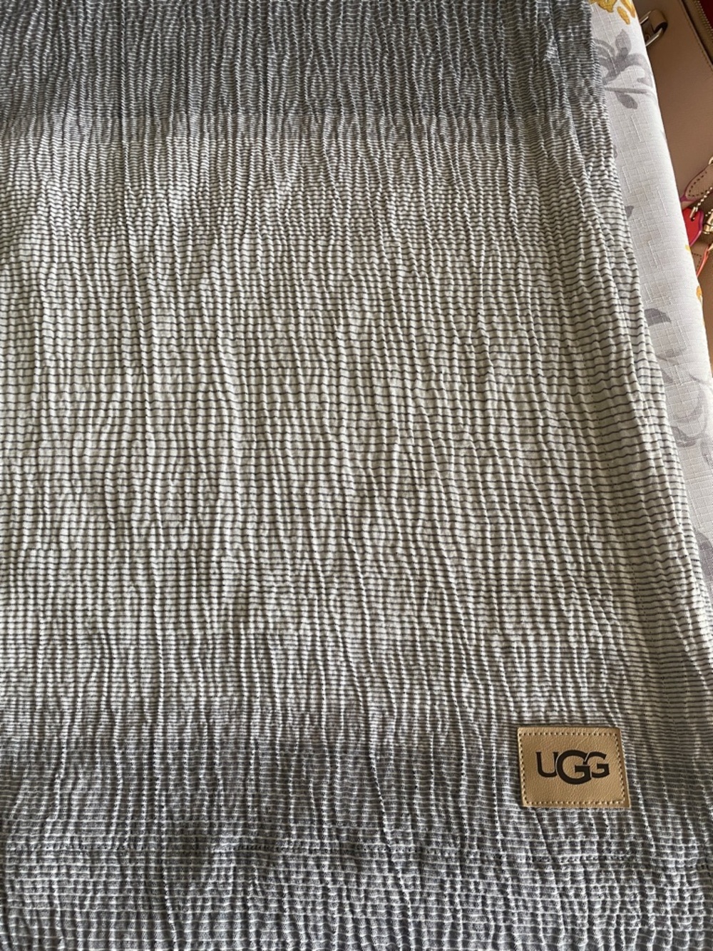 UGG Gray Crinkle shower curtain, 3tones of grey used a few times like new